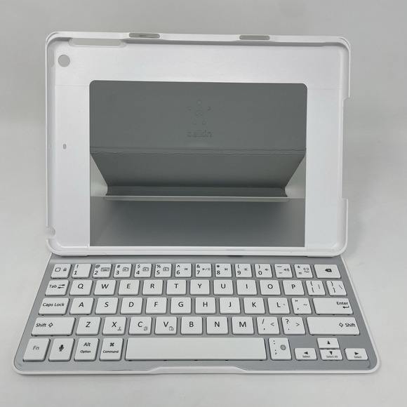 Apple iPad with Silver and White Keyboard - Picture 6 of 9